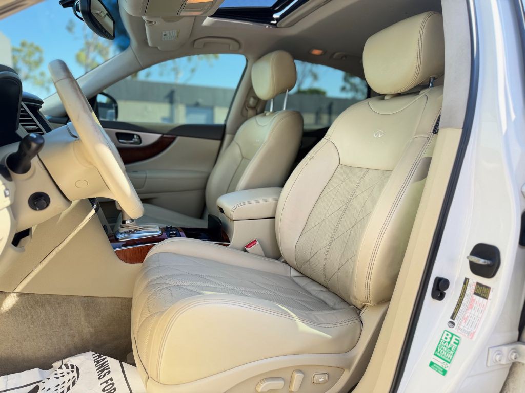 2014 INFINITI QX70 Image 12