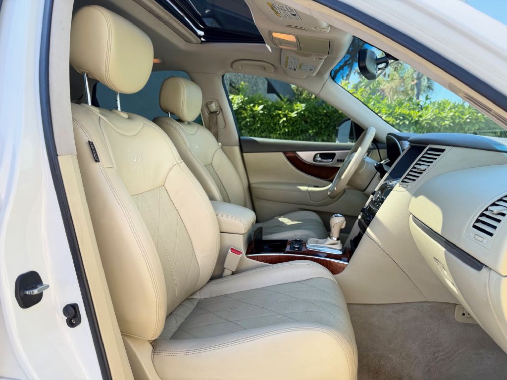 2014 INFINITI QX70 Image 16