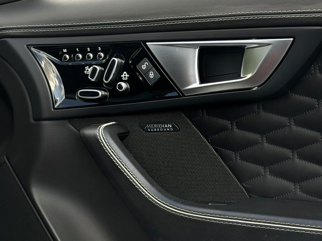 2017 Jaguar F-TYPE Image 26