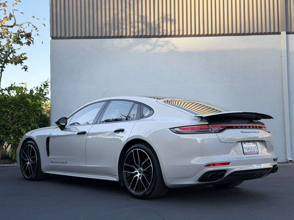 2022 Porsche Panamera Image 2