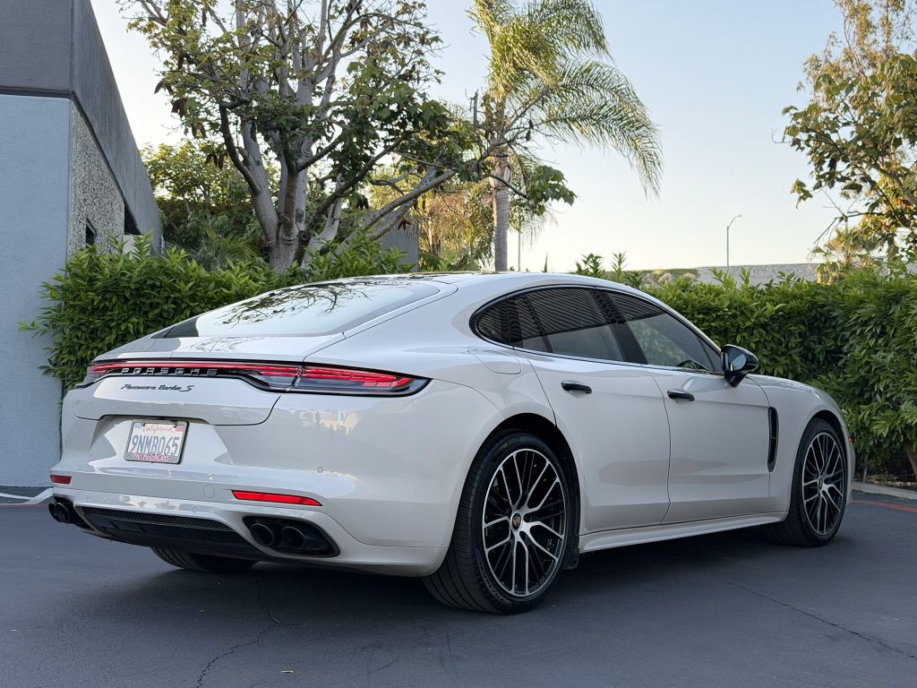 2022 Porsche Panamera Image 3