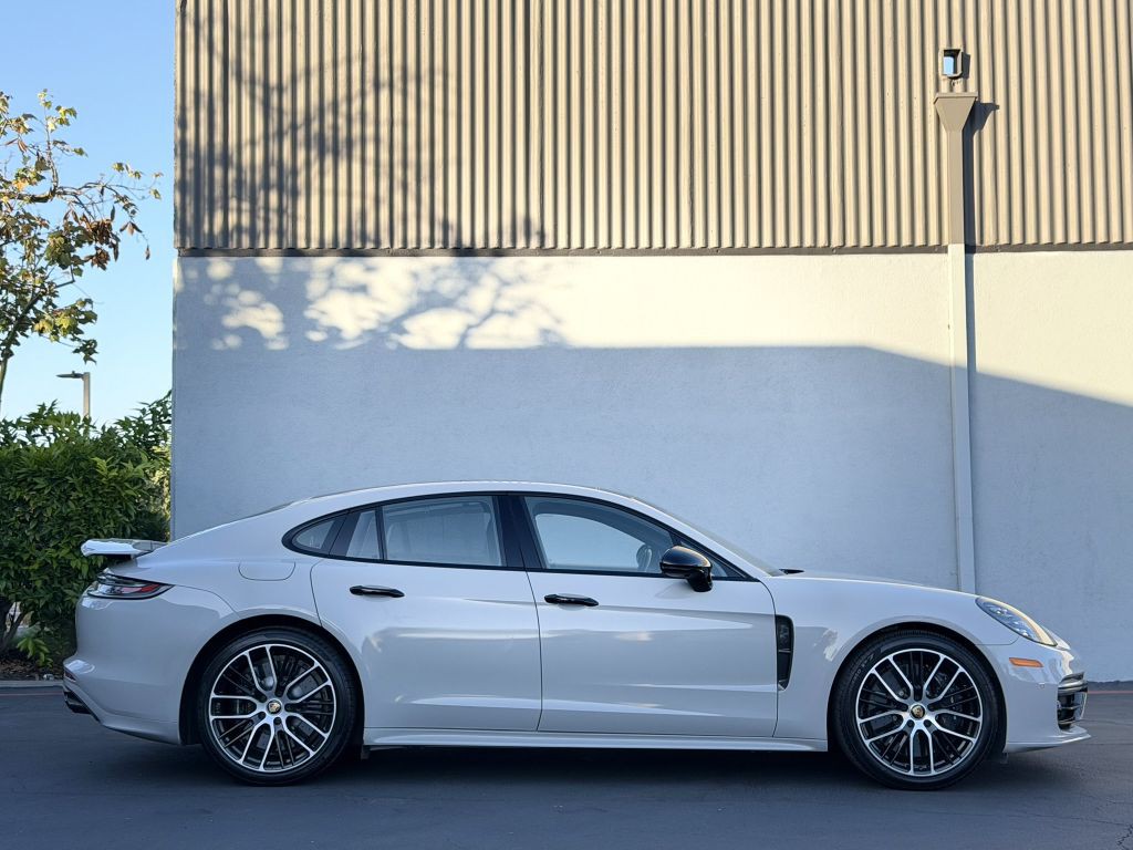 2022 Porsche Panamera Image 14