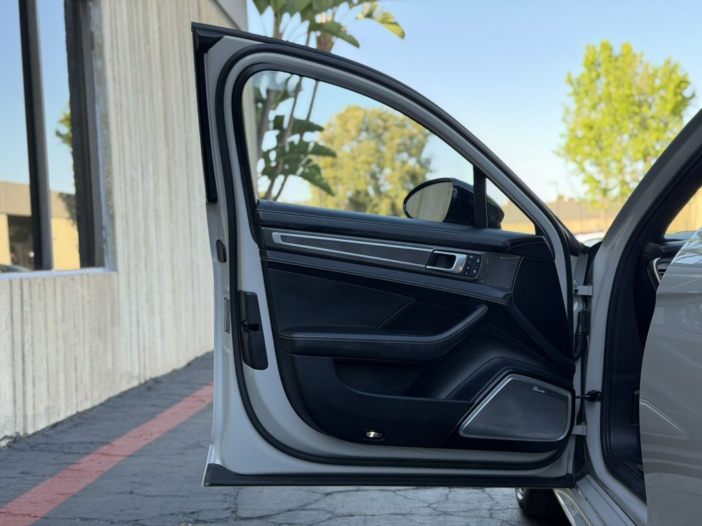 2022 Porsche Panamera Image 15