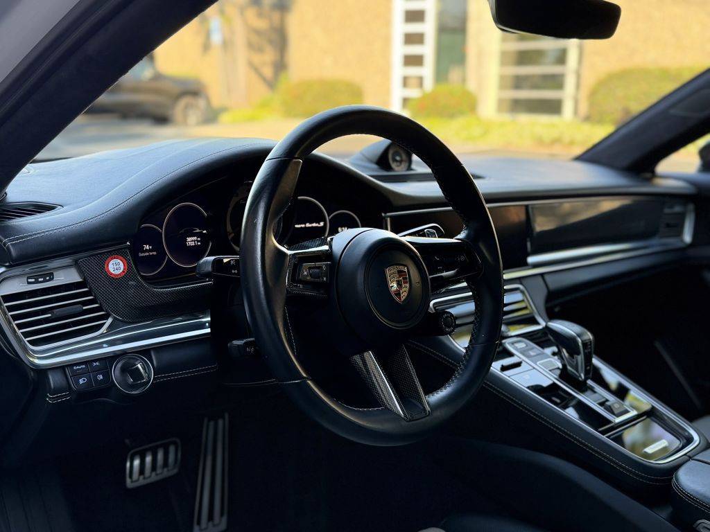 2022 Porsche Panamera Image 17