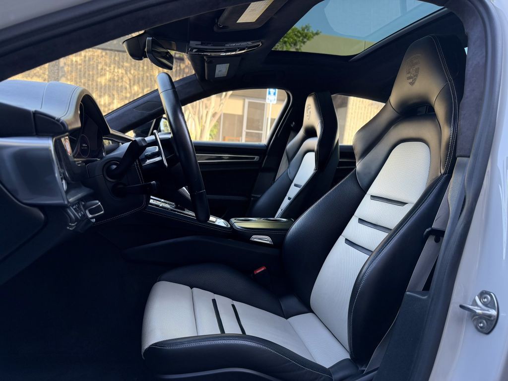 2022 Porsche Panamera Image 19