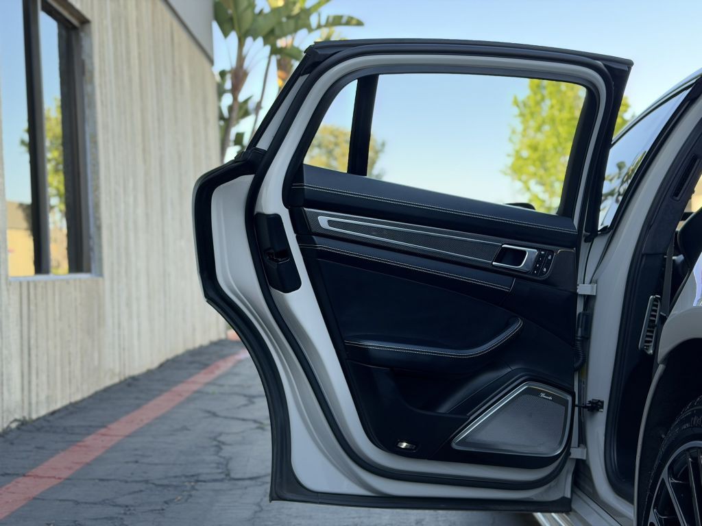 2022 Porsche Panamera Image 21