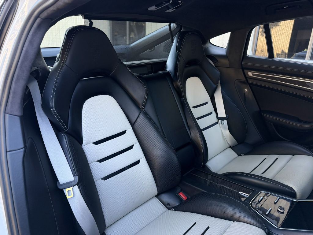 2022 Porsche Panamera Image 31