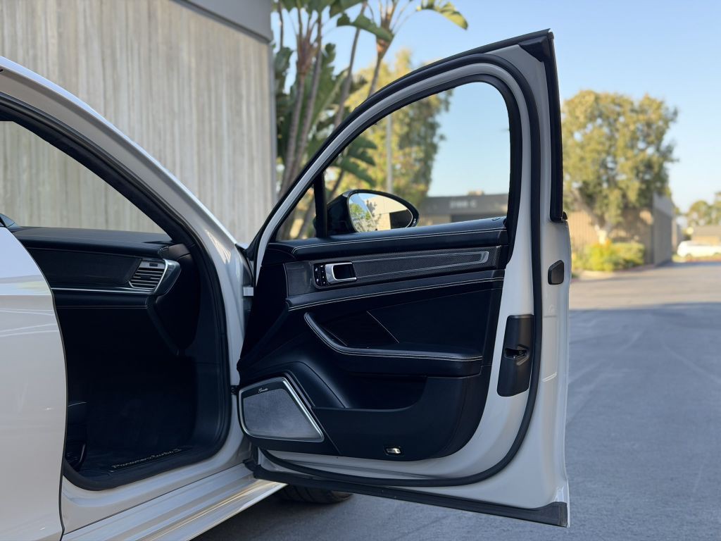 2022 Porsche Panamera Image 32
