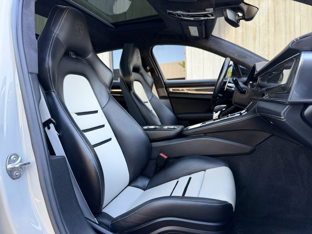 2022 Porsche Panamera Image 34