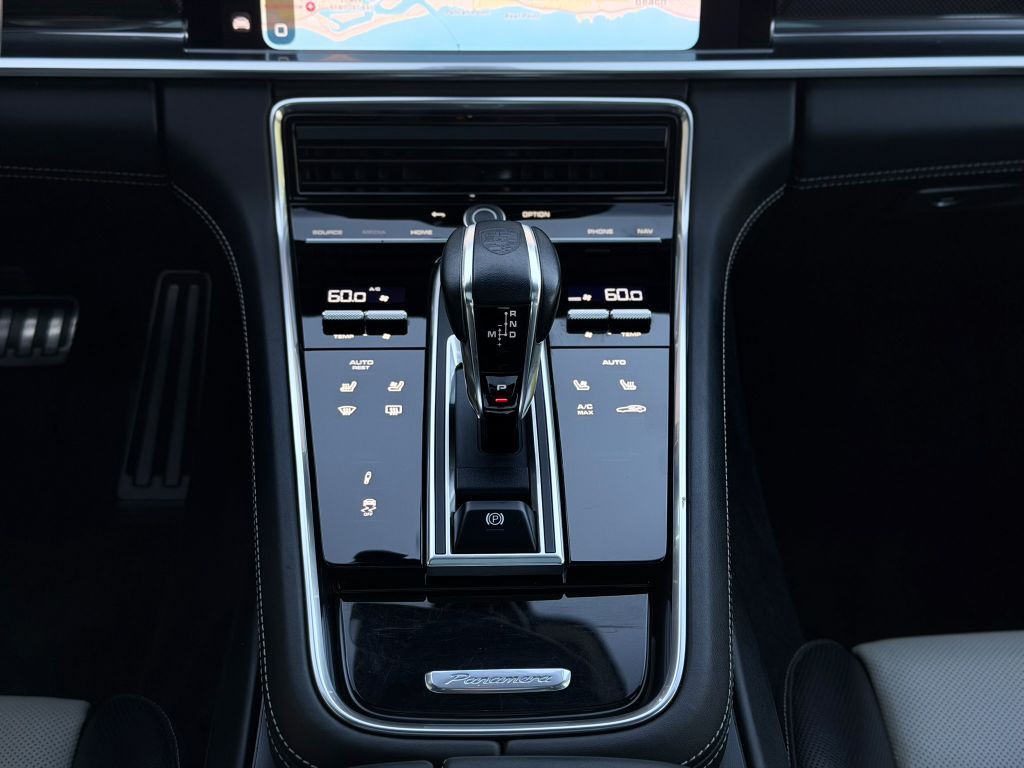 2022 Porsche Panamera Image 40