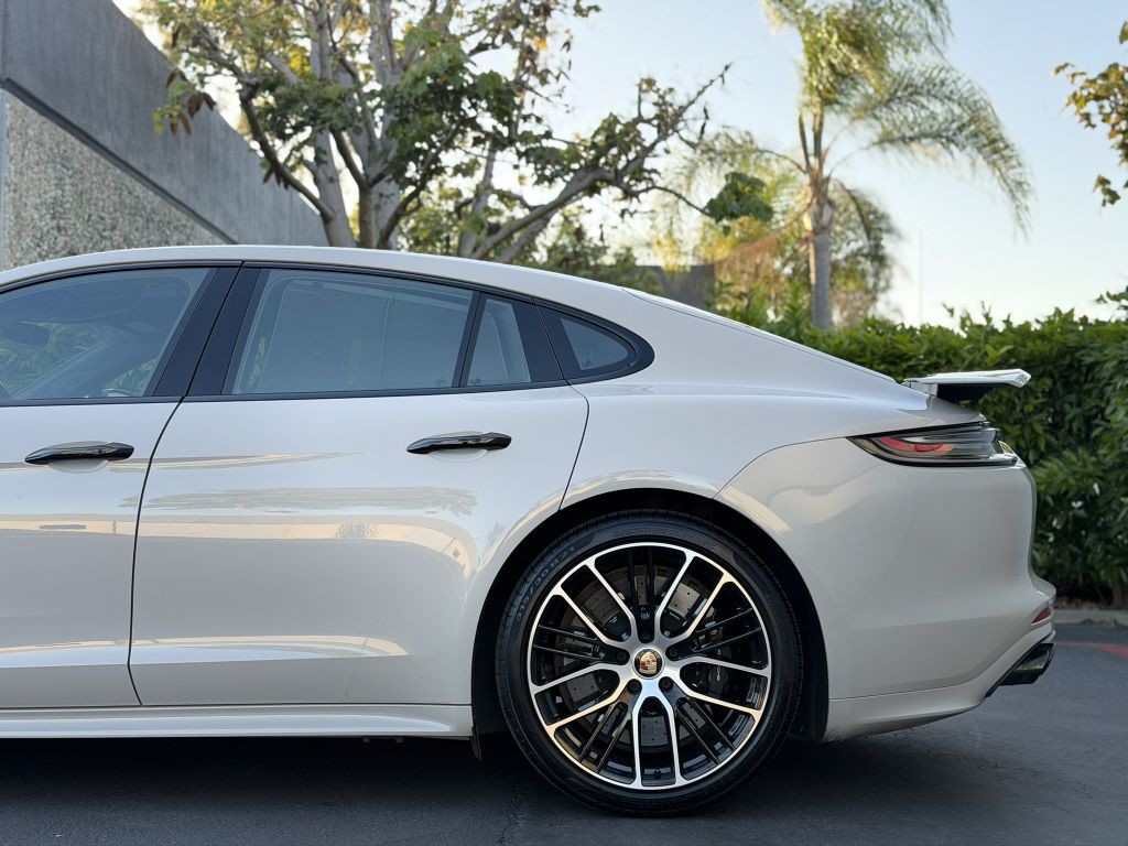 2022 Porsche Panamera Image 44