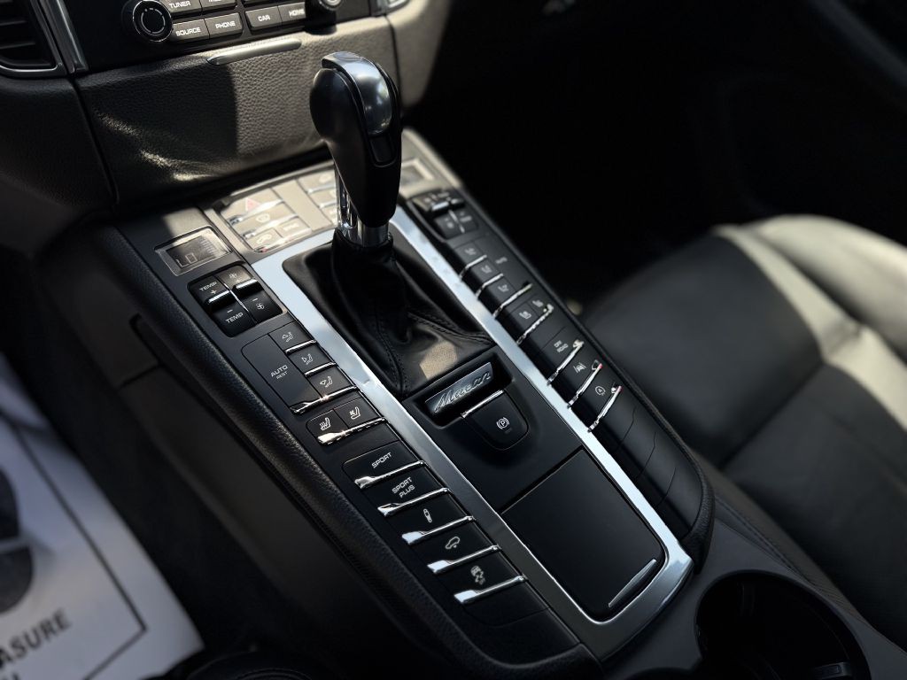 2018 Porsche Macan Image 12