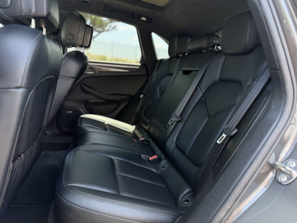 2018 Porsche Macan Image 14