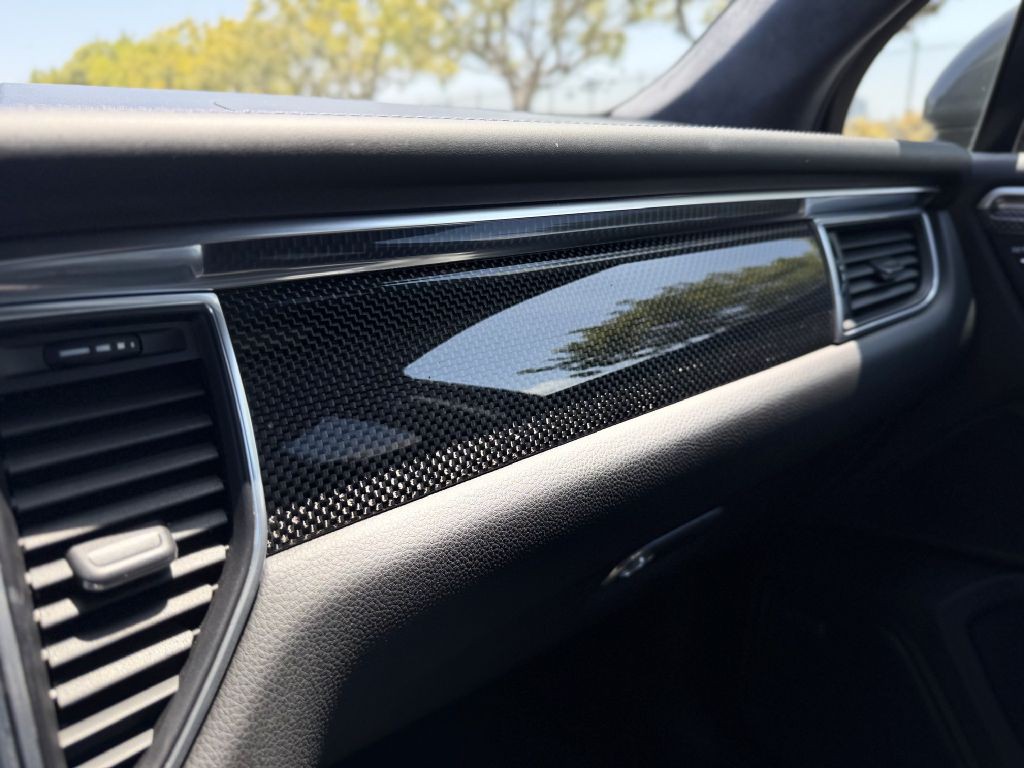 2018 Porsche Macan Image 16