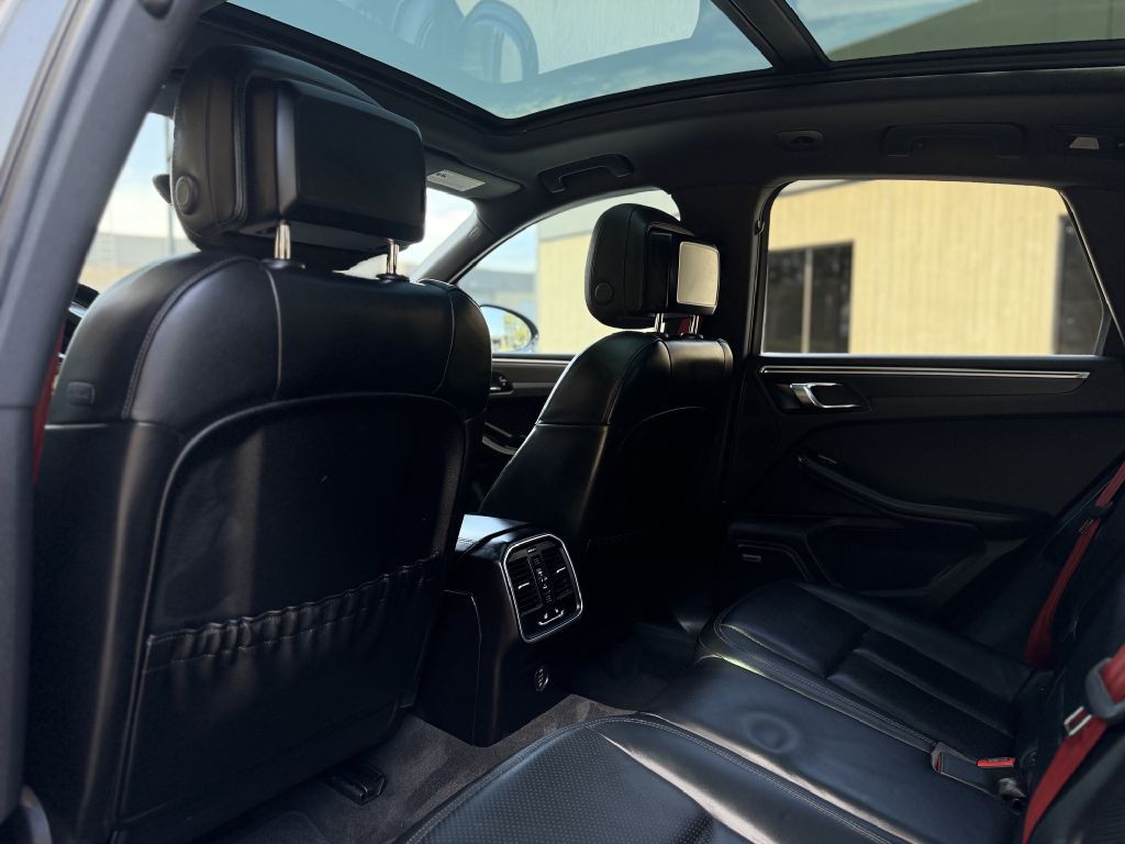 2017 Porsche Macan Image 12