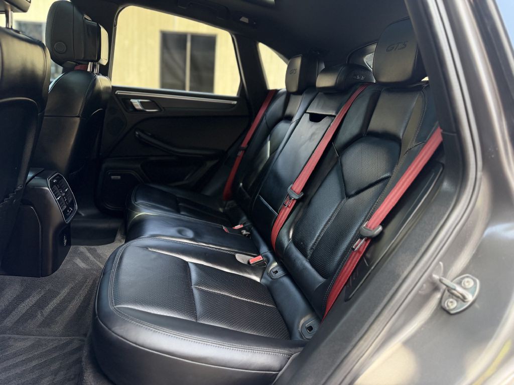 2017 Porsche Macan Image 13