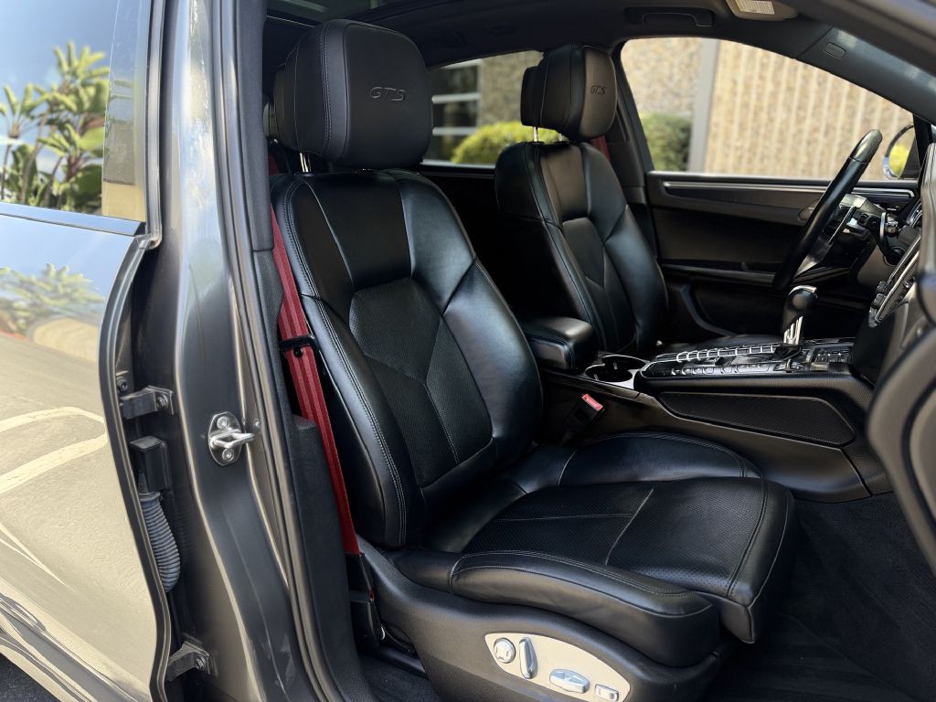 2017 Porsche Macan Image 16