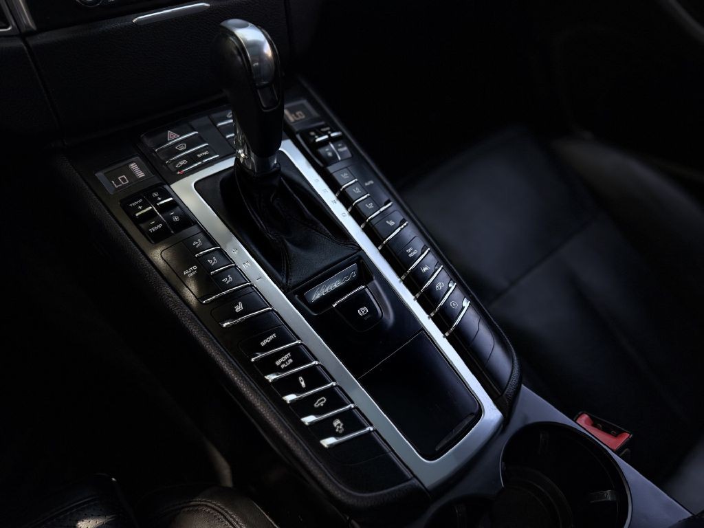 2017 Porsche Macan Image 19