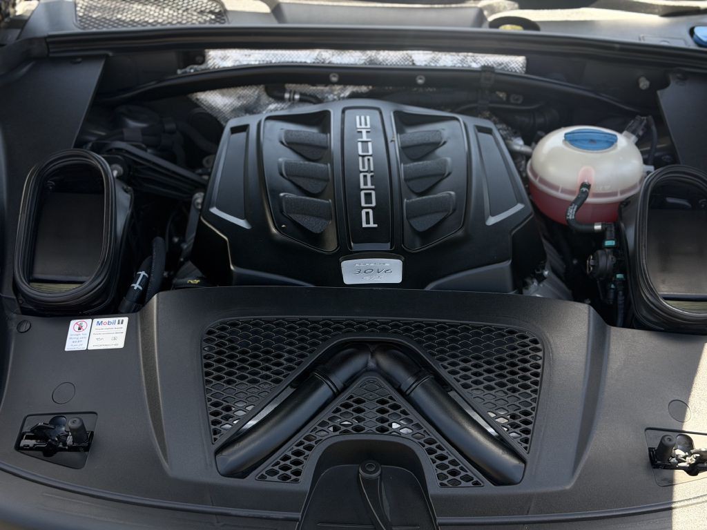 2017 Porsche Macan Image 20