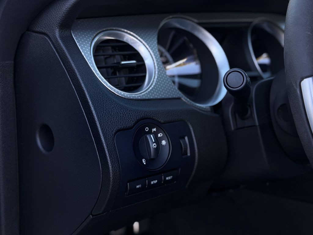 2011 Ford Mustang Image 16