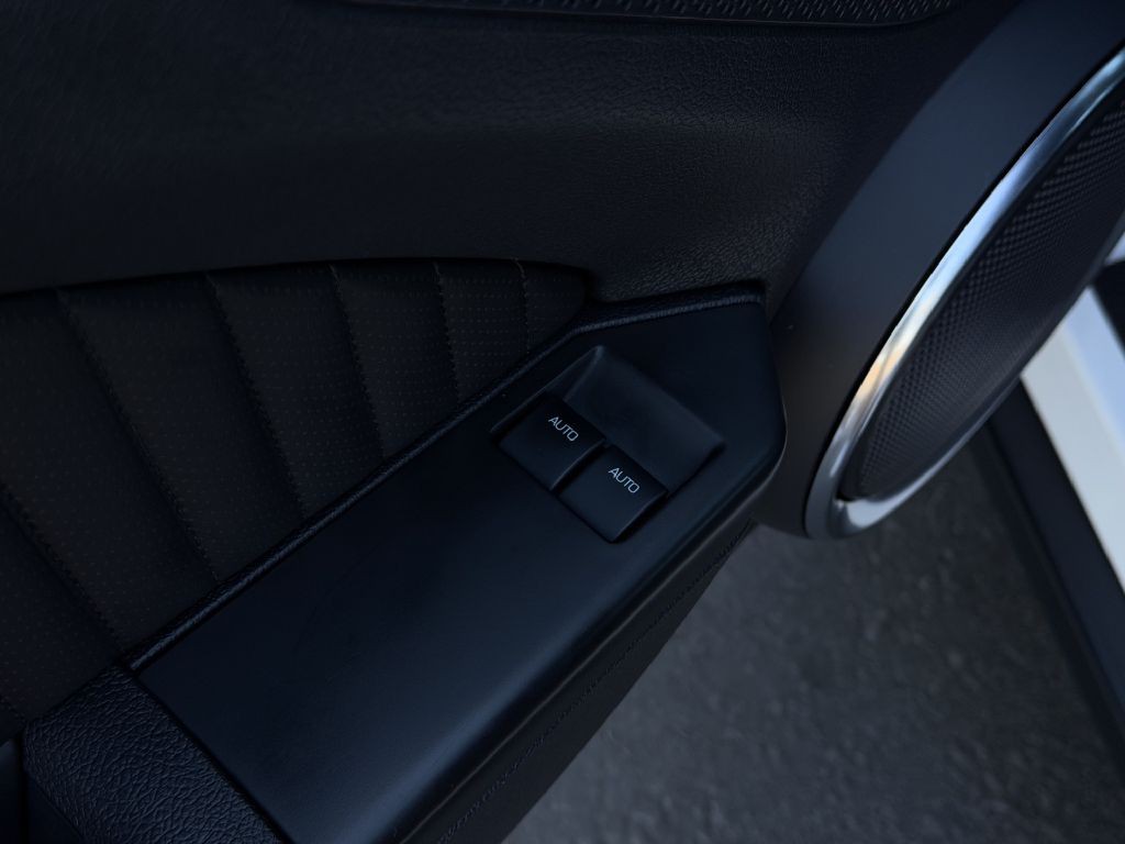 2011 Ford Mustang Image 26