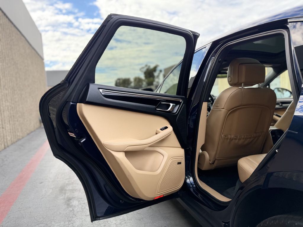 2017 Porsche Macan Image 16