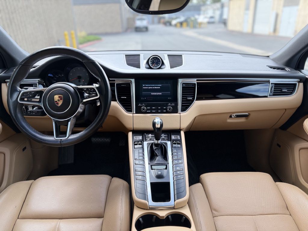 2017 Porsche Macan Image 18