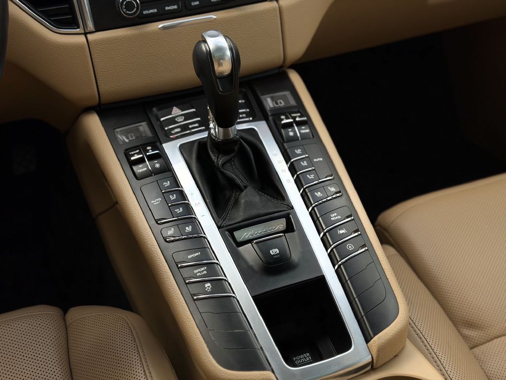 2017 Porsche Macan Image 19