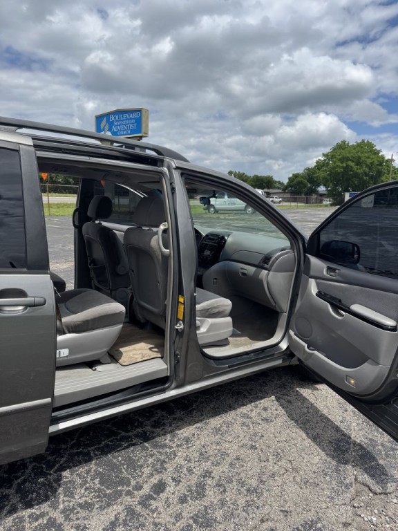 2004 Toyota Sienna Image 8