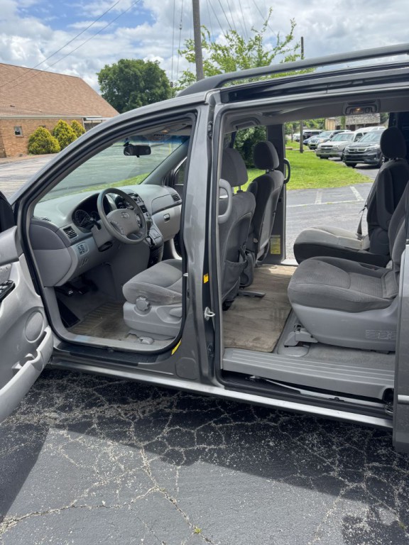 2004 Toyota Sienna Image 12