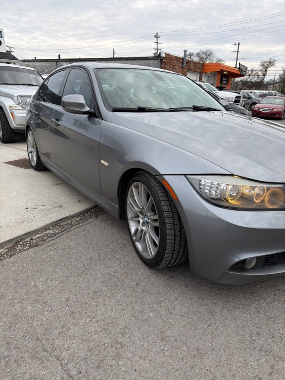 2011 BMW 3 Series Image 2