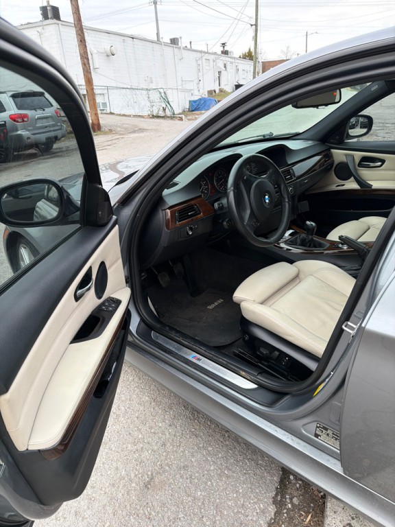 2011 BMW 3 Series Image 8