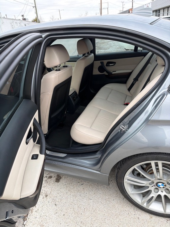 2011 BMW 3 Series Image 9