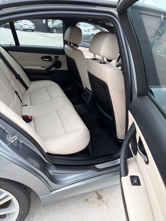 2011 BMW 3 Series Image 10