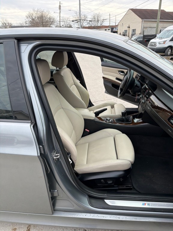 2011 BMW 3 Series Image 11