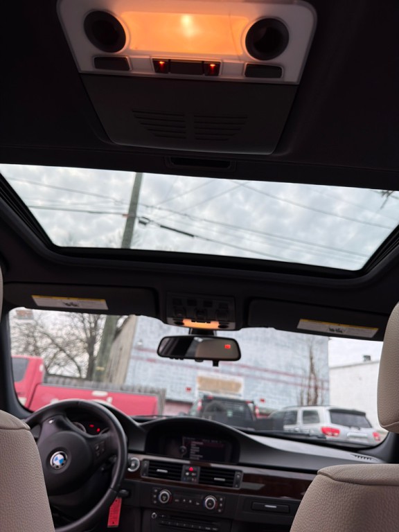 2011 BMW 3 Series Image 12