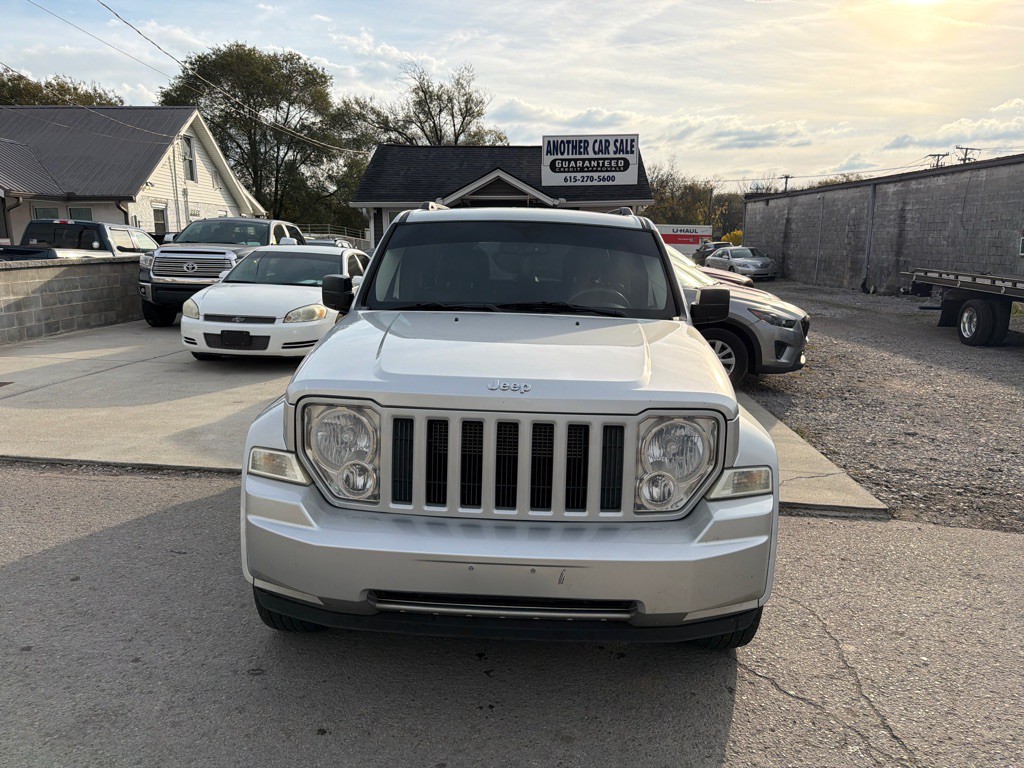 2012 Jeep Liberty Image 1