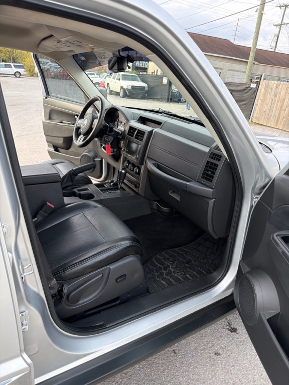 2012 Jeep Liberty Image 12