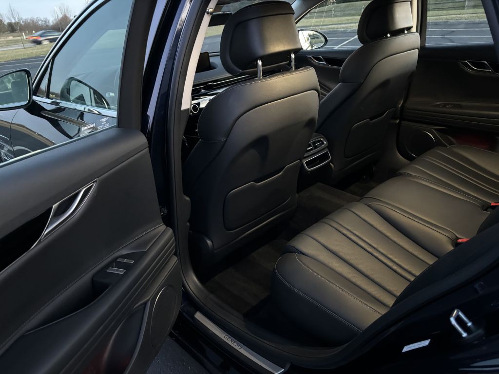 2023 Genesis G80 Image 10
