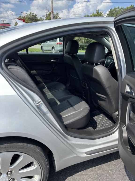 2011 Buick Regal Image 12