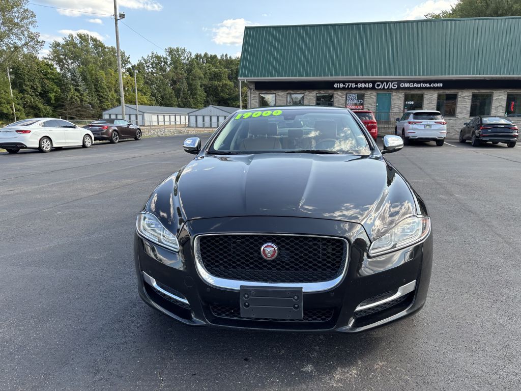 2017 Jaguar XJ Image 2