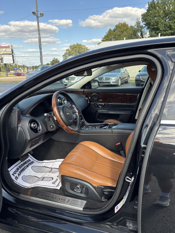 2017 Jaguar XJ Image 9