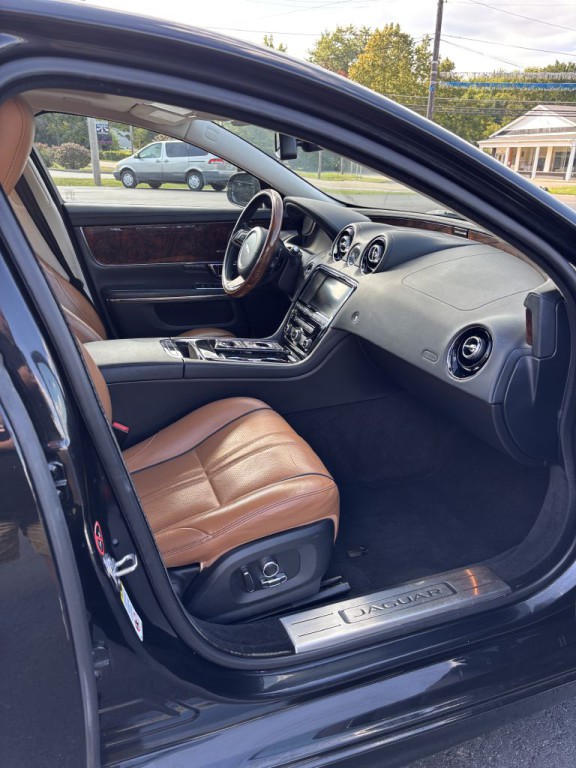 2017 Jaguar XJ Image 11