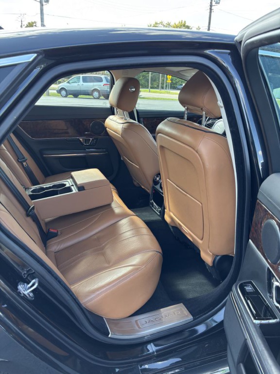 2017 Jaguar XJ Image 12