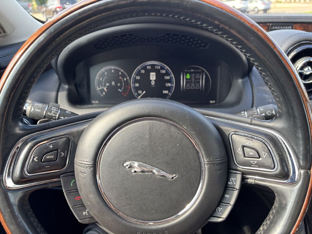 2017 Jaguar XJ Image 15