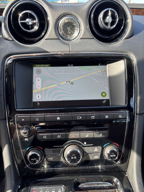 2017 Jaguar XJ Image 16