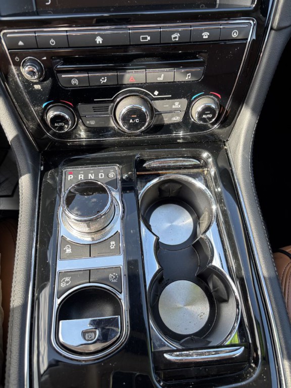 2017 Jaguar XJ Image 17