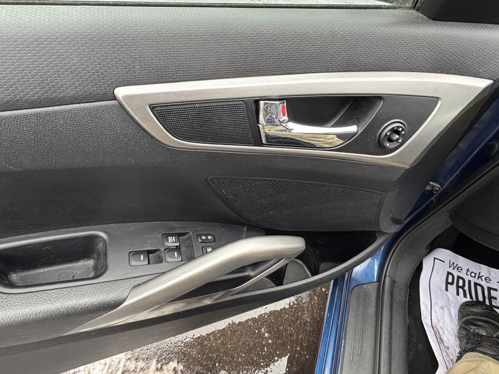 2017 Hyundai Veloster Image 12