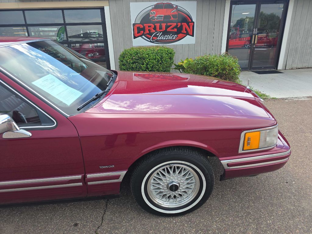 1993 Lincoln Town Car Image 2
