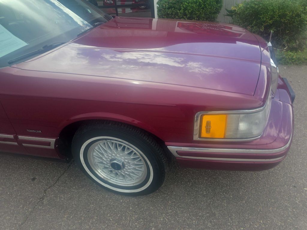1993 Lincoln Town Car Image 5